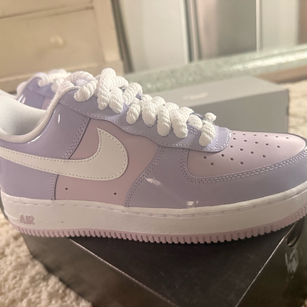 Nike Air Force 1 ‘07 LV8 Low in Hydrangeas Patent and White Women’s 10 NIB - Picture 4 of 13